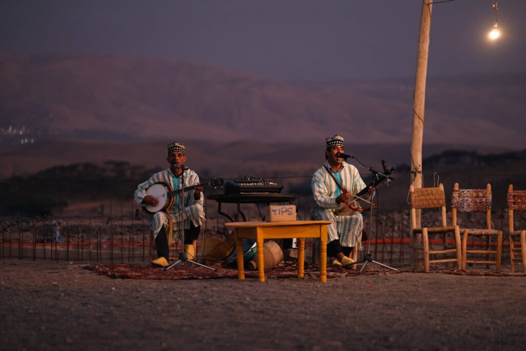 desert-traditional-musicians-live-performance-evening
